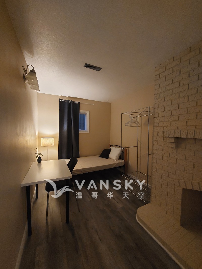 公車五分鐘到Capilano大學- 北溫Phibbs Exchange附近